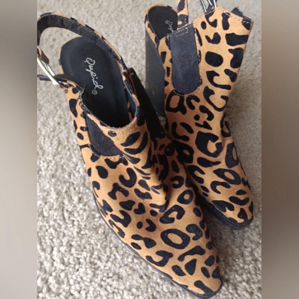 Chic Leopard Print Ankle Booties with Pointed Toe
